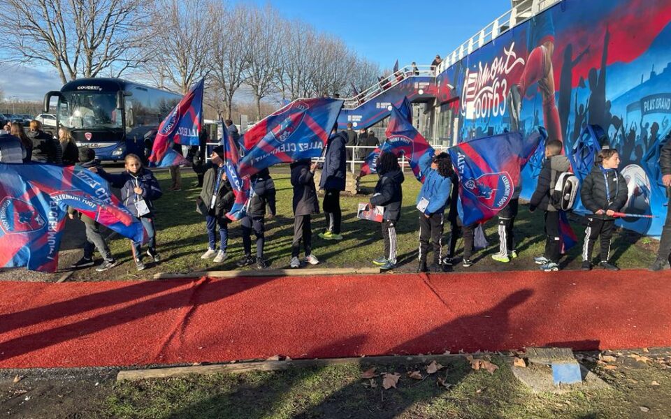 Nos joueurs rentrent sur le terrain avec le Clermont Foot !