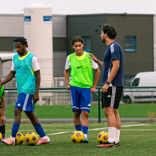 Le coach Emmanuel Guet U20 R2 donnant des consignes ASM FOOT