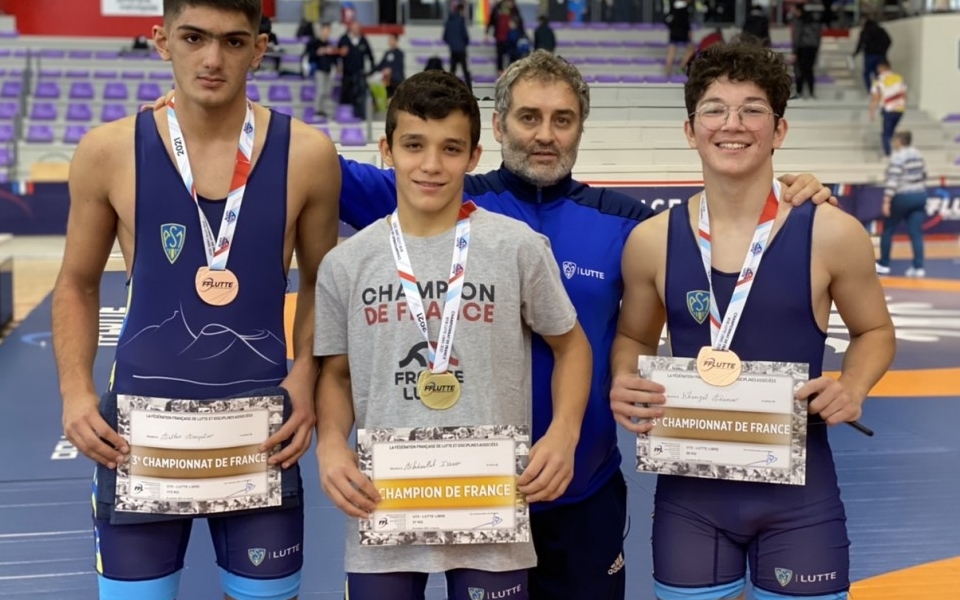 Abdullah ISSAEV en or, Khamzat ADAMOV et Arthur AIRAPETOV en bronze