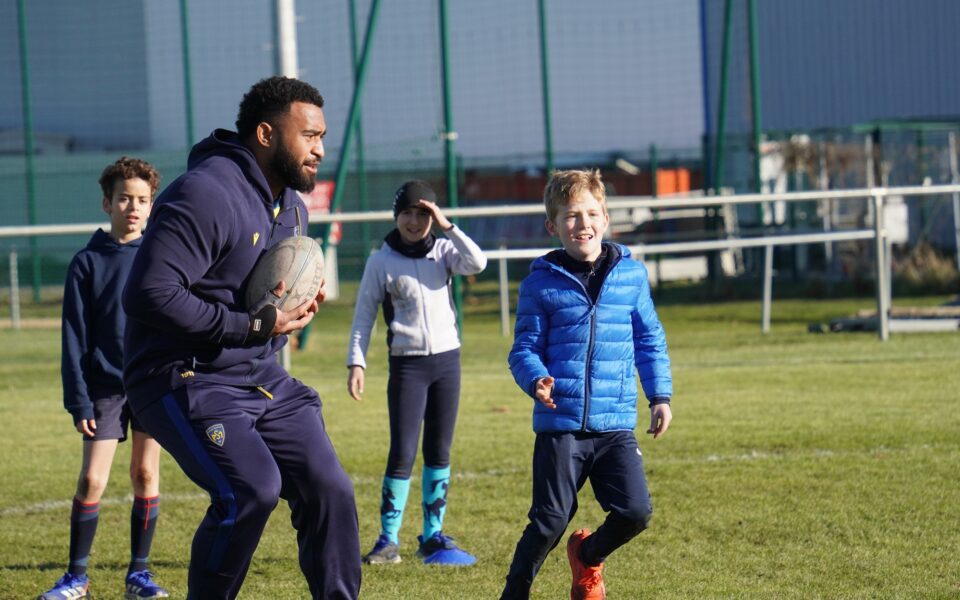 Les enfants de notre partenaire CGI accueillis aux Gravanches pour une animation rugby !