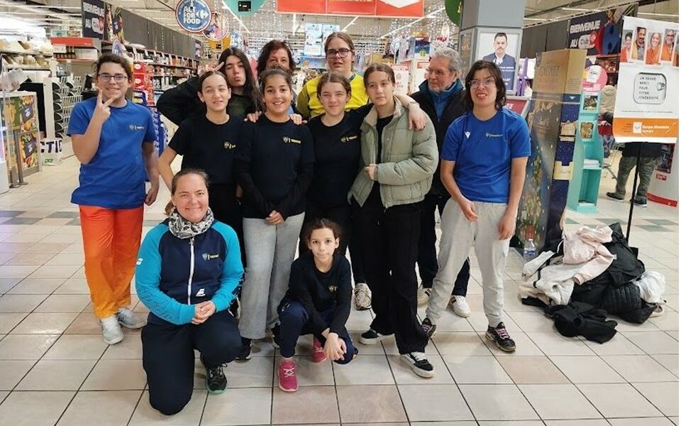 Les jeunes de Fête le mur s’engagent bénévolement auprès de la Banque Alimentaire Auvergne.