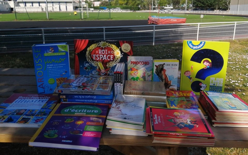 Les adhérents du club offrent des livres pour les enfants de l’Ecole Jaune & Bleu