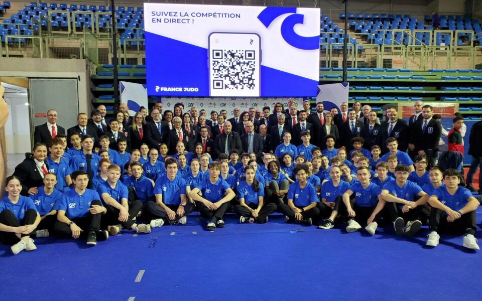 CHRISTELLE AVEC LES JEUNES OFFICIELS À LA COUPE DE FRANCE