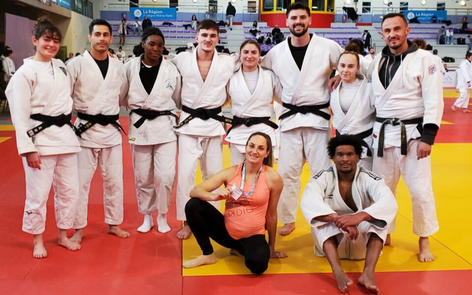 La Team mixte ASM 💛💙 au pied du podium au chpt AURA