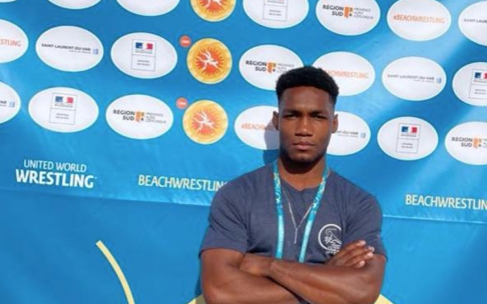 ASM lutte - Latuf s'essaie à la beach wrestling