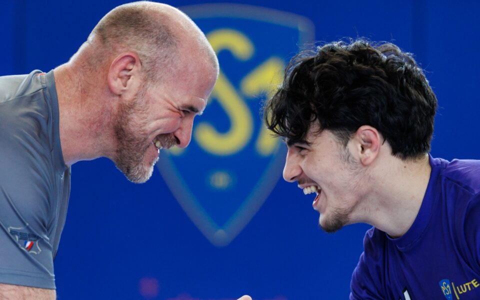 Uniformes et pépites de la section lutte : mêmes...