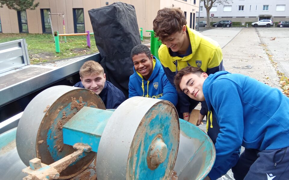 4 jeunes rugbymen prêtent leur bras dans le quartier de La Gauthière