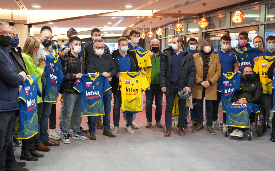 Une remise de maillots suite au SuperSevens