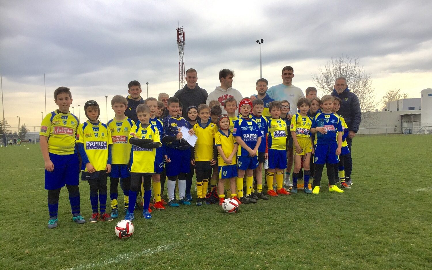 L'effectif Pro de l'ASM en visite à l'Ecole de Rugby
